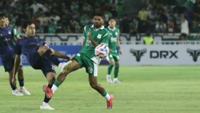 Pemain PSMS Medan berebut bola dengan pemain Persikad Depok. [Ist]